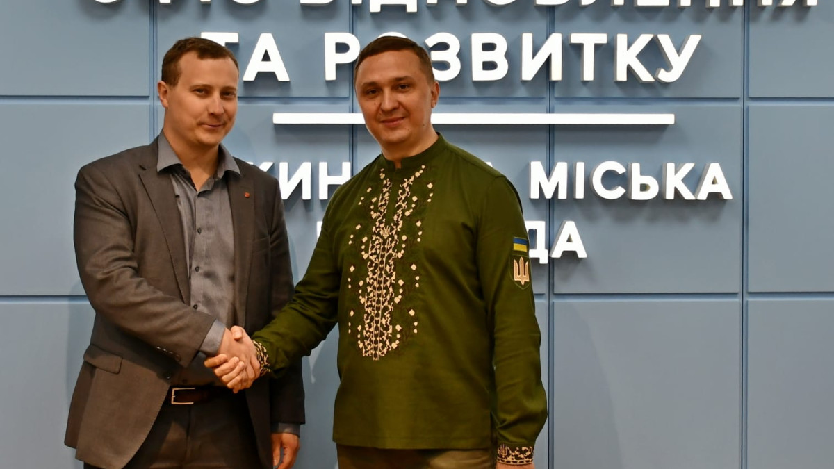 Matias HIlden (vas.) ja Nizhynin kaupunginjohtaja Oleksandr Kodola.