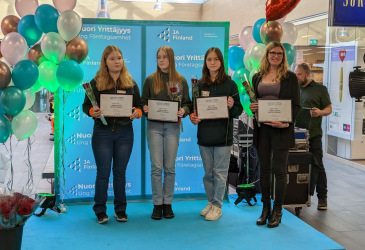 Paras tuote palkinnon voitti Lapeco-yrityksen Aino-Elisa Siponen, Laura Viitasara ja Pihla Honkanen, oikealla opettaja Heidi Miettinen.