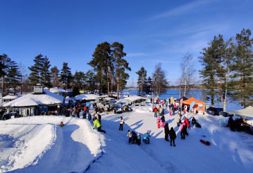 Ihmisiä Kalastuspuiston talvitapahtumassa talvella 2022.