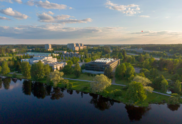 Kaupungintalo ja kulttuurikeskus ilmasta kuvattuina Mansikkalan suuntaan