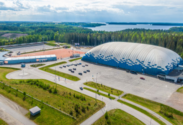Ilmakuva Ukonniemi-areenasta ja pesäpallokentästä.
