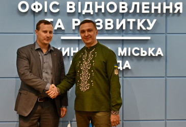 Matias HIlden (vas.) ja Nizhynin kaupunginjohtaja Oleksandr Kodola.