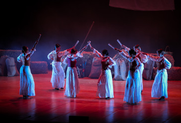 Barcelona Flamenco Balletin Carmen-esityksen tanssijoita lavalla.