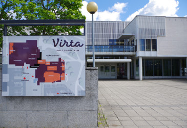 Kulttuuritalo Virta ja pääkirjaston sisäänkäynti.