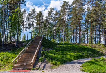 Ukonniemen kuntoportaat kuvattuna kesällä.