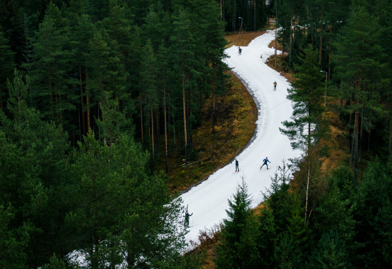 Hiihtäjiä ensilumenladulla. 